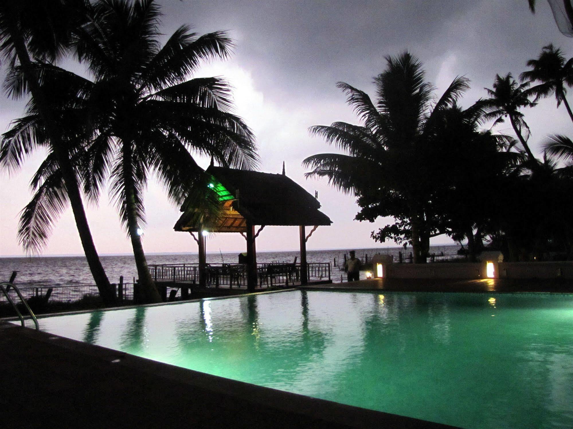 Hotel Abad Whispering Palms Kumarakom Zewnętrze zdjęcie